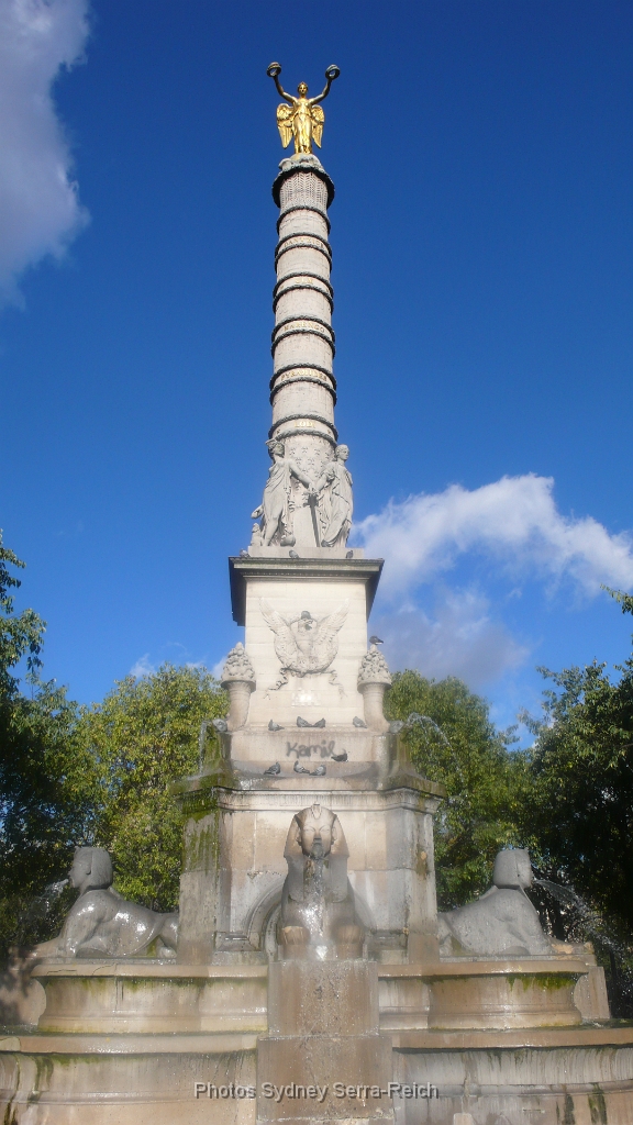 Colonne de la Fontaine du Palmier ou de la Victoire  Place du Chatelet  Le 10 novembre.JPG - Colonne de la Fontaine du Palmier ou de la Victoire. Place du Chatelet. Le 10 novembre 2013